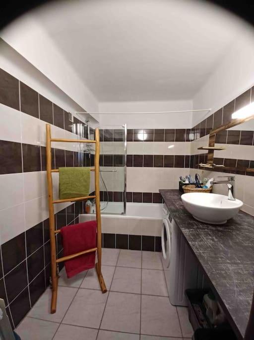 Grand T2 Esprit Loft Coeur De Ville Sète Kültér fotó